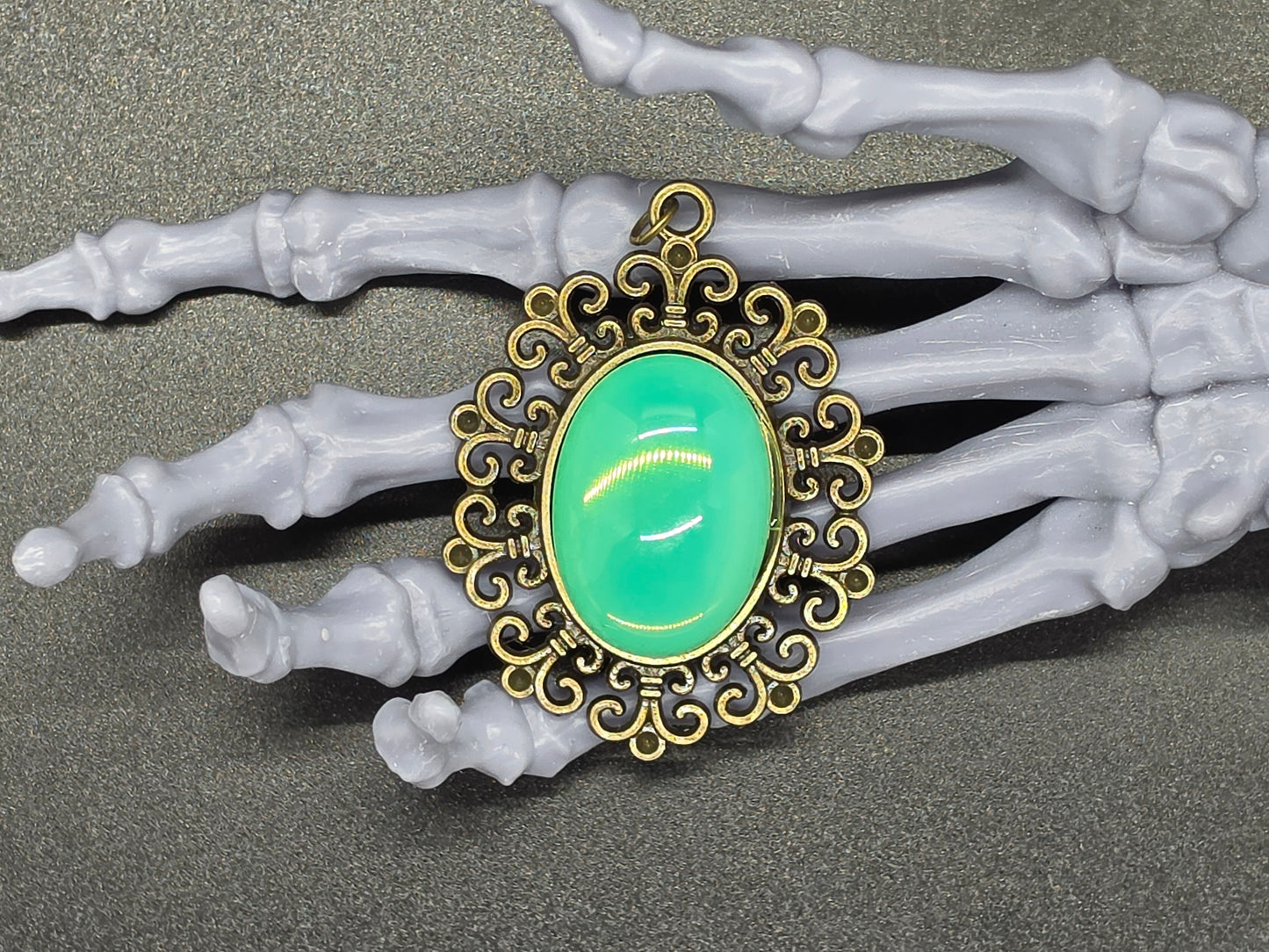 UG Pendant Scroll Green Opal