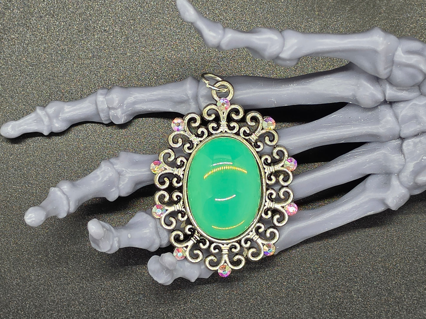 UG Pendant Scroll Green Opal